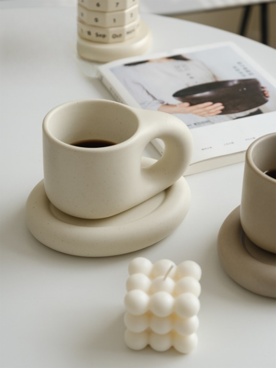 http://paulshevdesigns.com/cdn/shop/files/4WzDChubby-Cute-Coffee-Mug-Ceramic-Cup-Saucer-Sets-for-Office-Home-9-Oz-Coffee-Cup-for_cleanup.png?v=1687862862