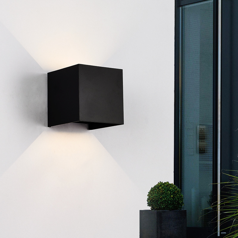 Indoor/Outdoor Wall Lamp