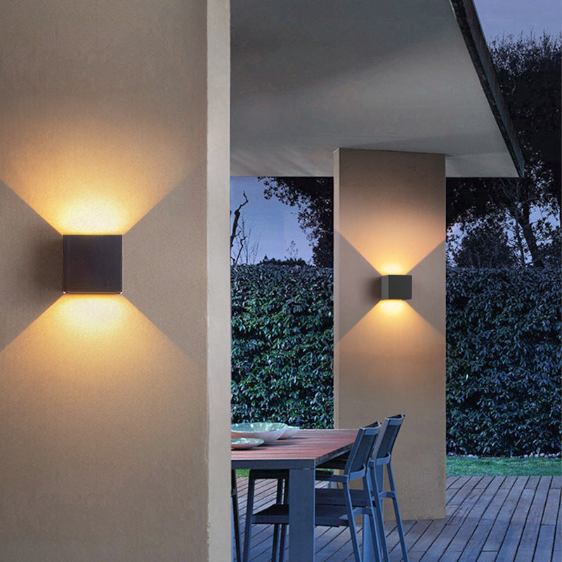 Indoor/Outdoor Wall Lamp